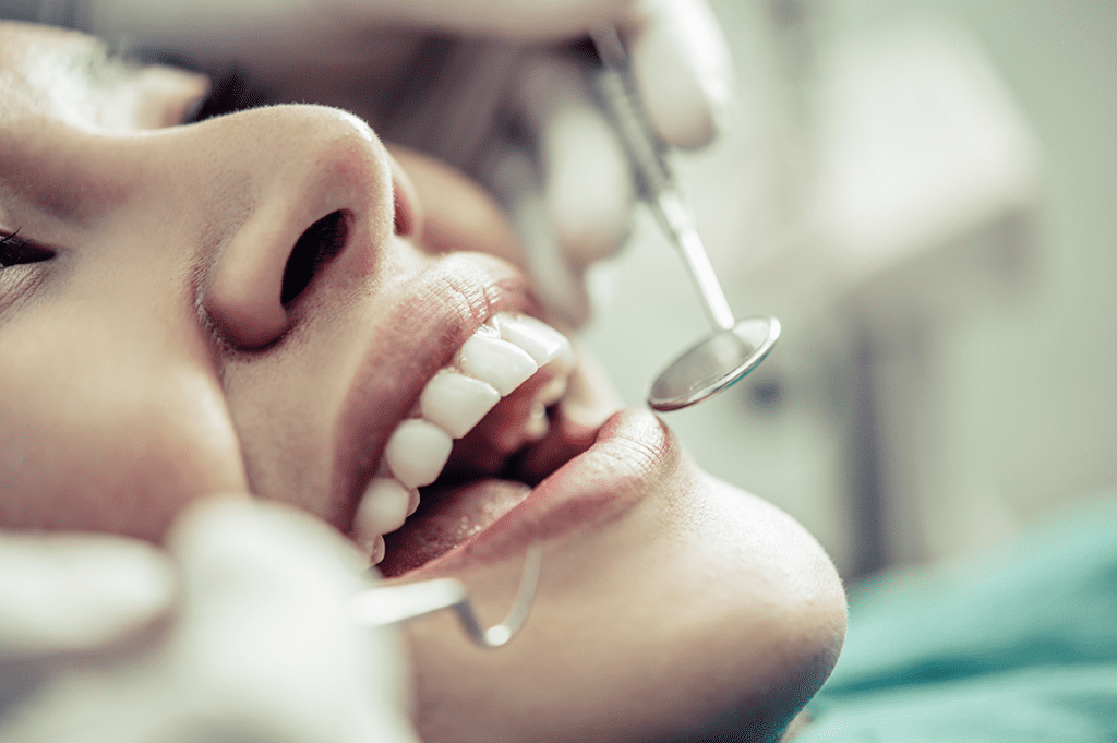 Zahnarzt behandelt Patienten